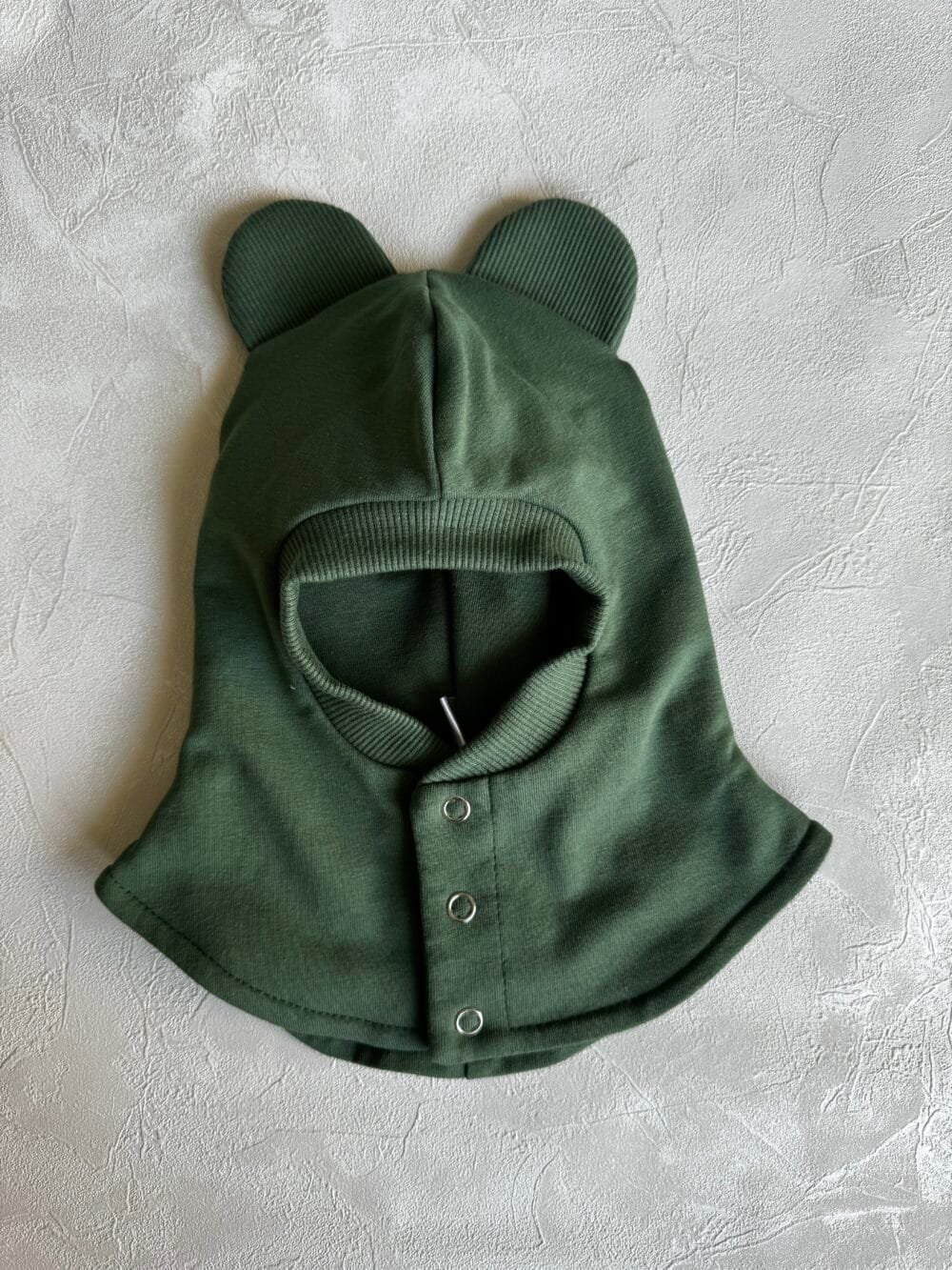 Žalios spalvos šalmukas su ausytėmis