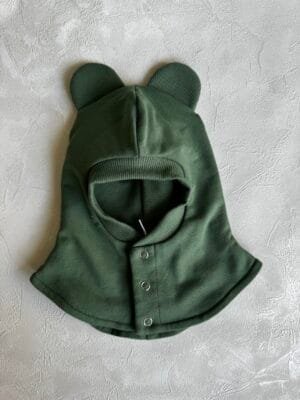 Žalios spalvos šalmukas su ausytėmis