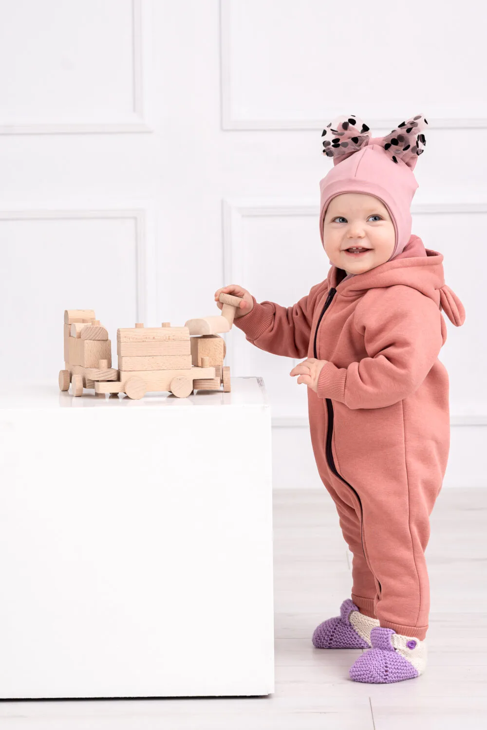 Rankų darbo pelenų rožės spalvos romperiukas