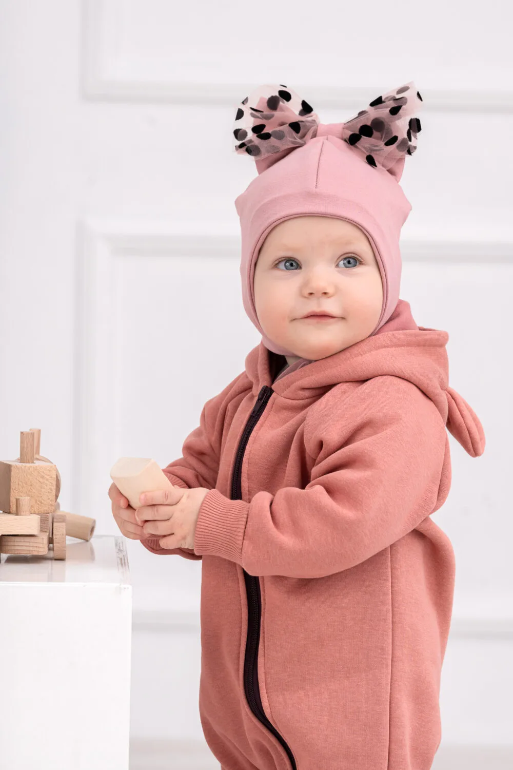 Rankų darbo pelenų rožės spalvos romperiukas