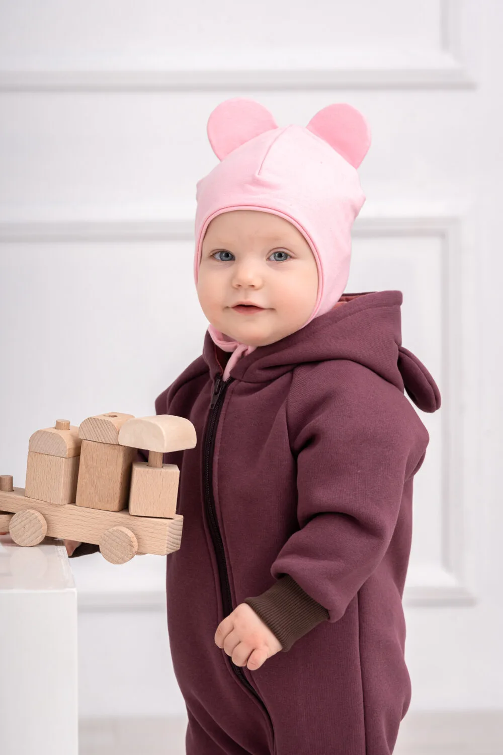 Rožinės spalvos kepurė su raišteliais