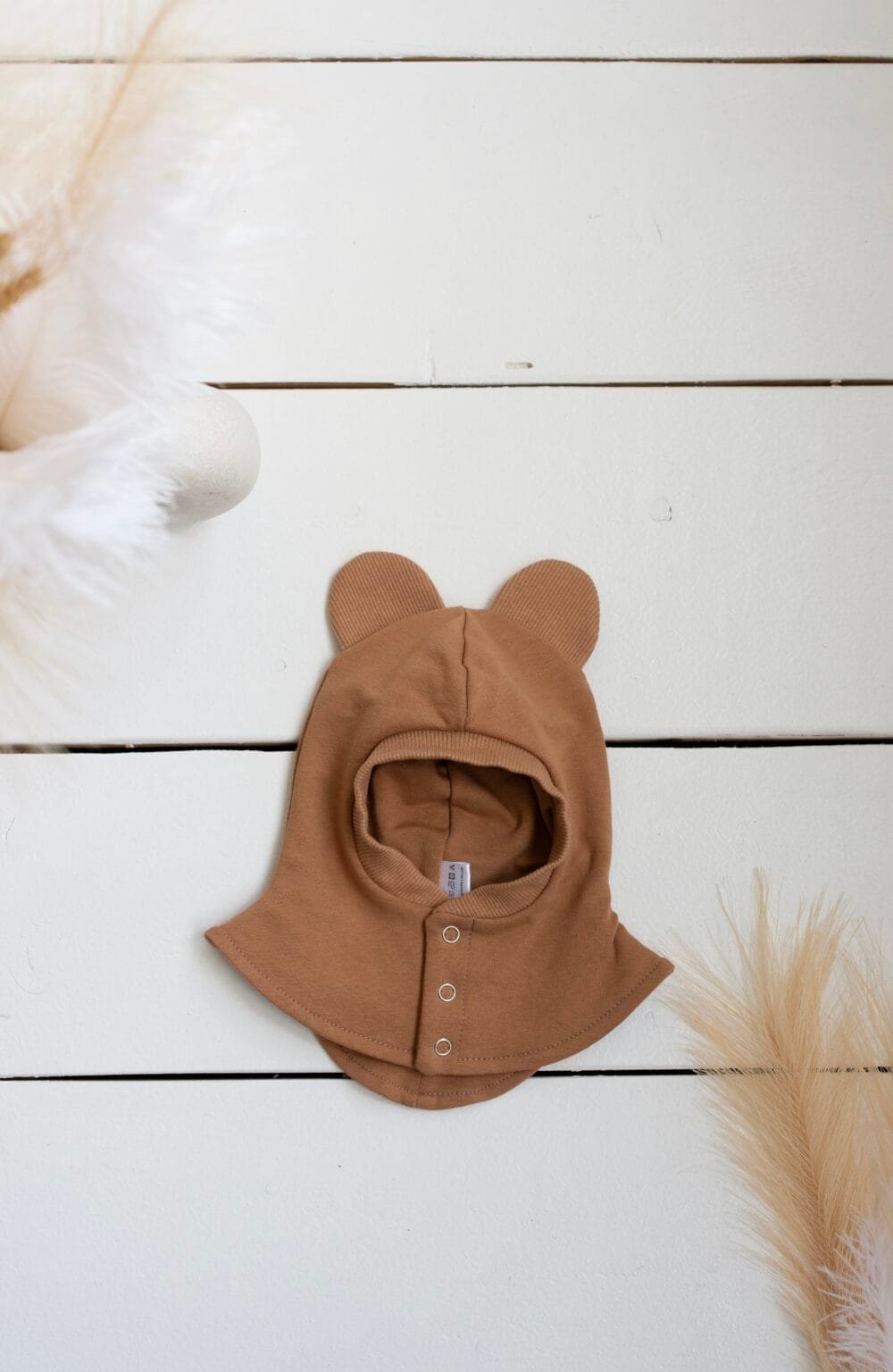 Rudos spalvos šalmukas su ausytėmis