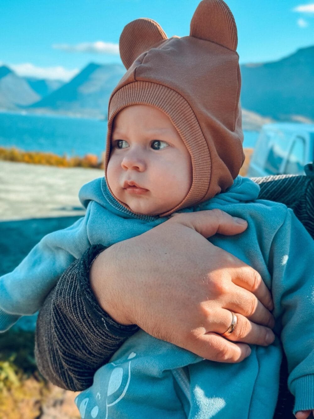 Rudos spalvos šalmukas su ausytėmis