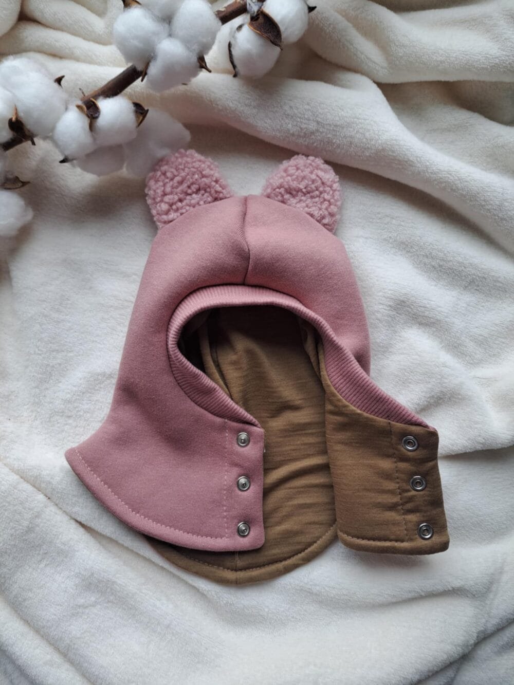 Žieminis pelenų rožės spalvos šalmukas