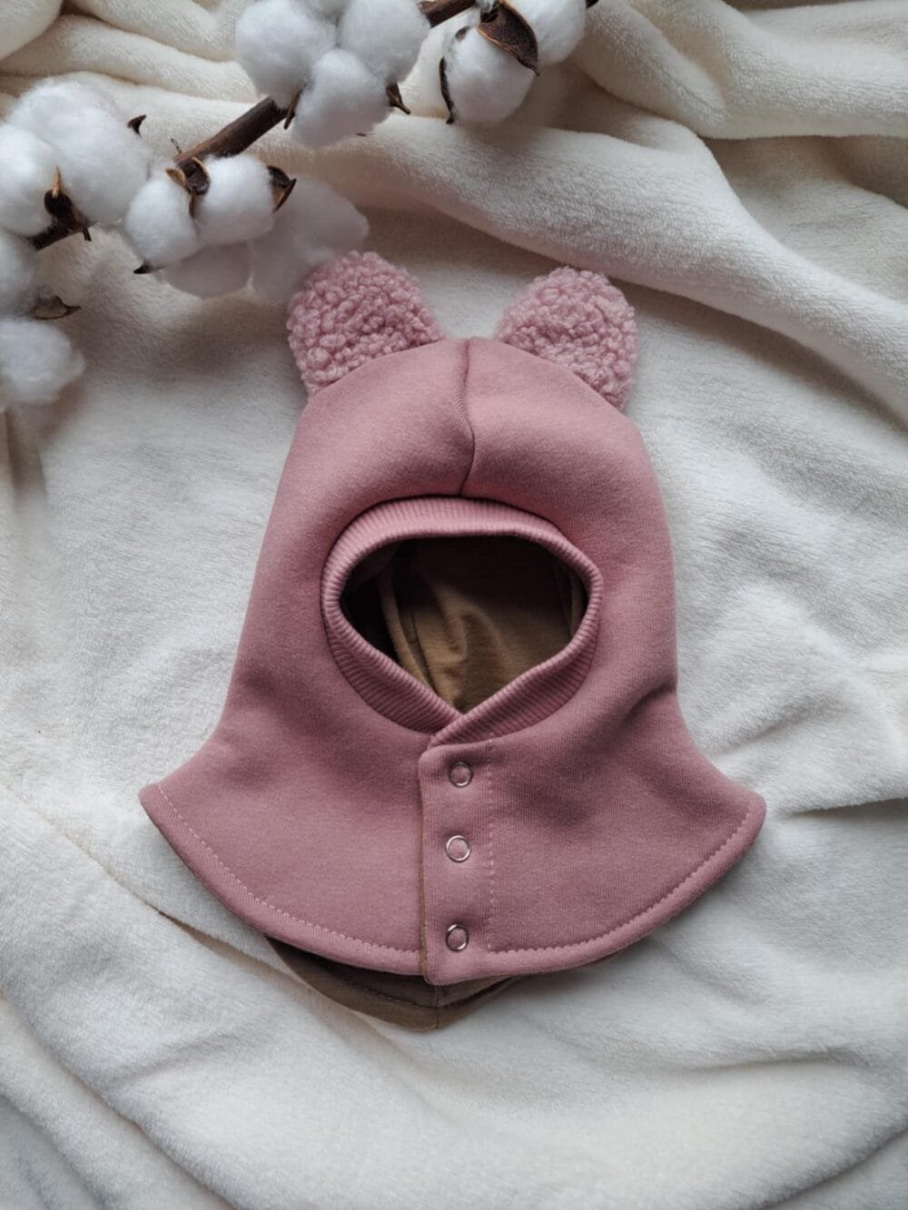 Žieminis pelenų rožės šalmukas