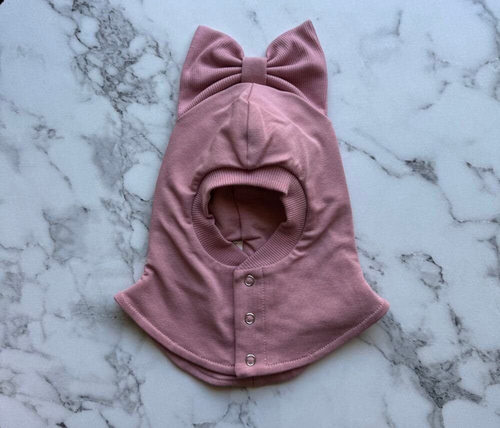 Pelenų rožės spalvos šalmukas su kaspinėliu