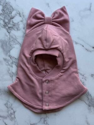 Pelenų rožės spalvos šalmukas su kaspinėliu