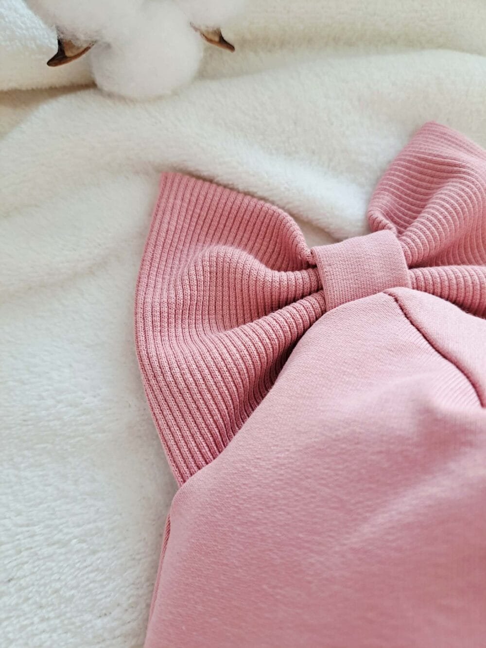 Pelenų rožės spalvos šalmukas su kaspinėliu