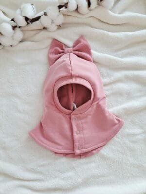 att.6fqgPXZOnCK_Pki0z7b6gBcj-07X3eDZvmx3TWTO500 Pelenų rožės spalvos šalmukas su kaspinėliu