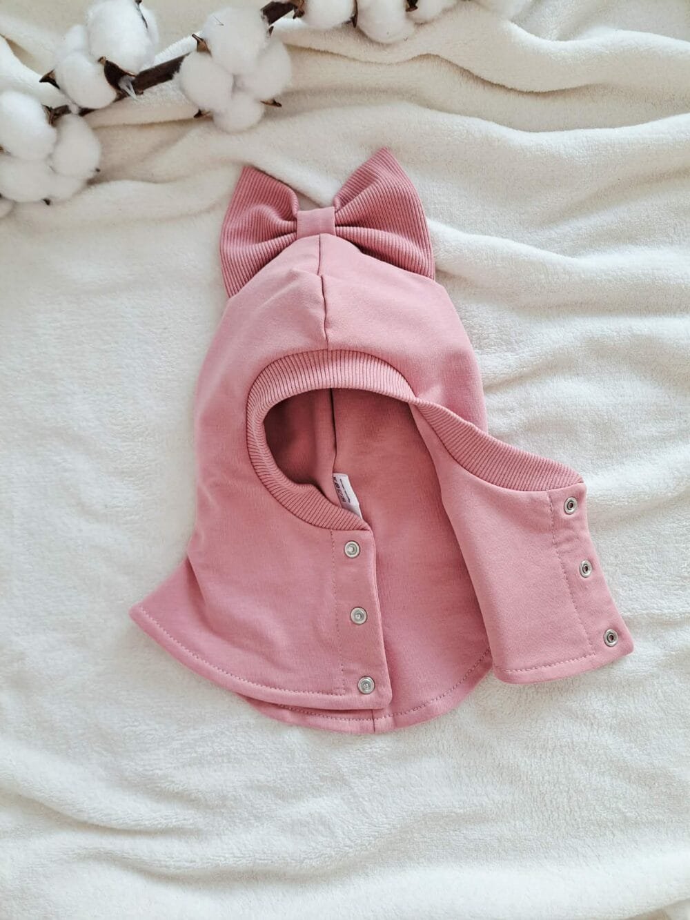 Pelenų rožės spalvos šalmukas su kaspinėliu