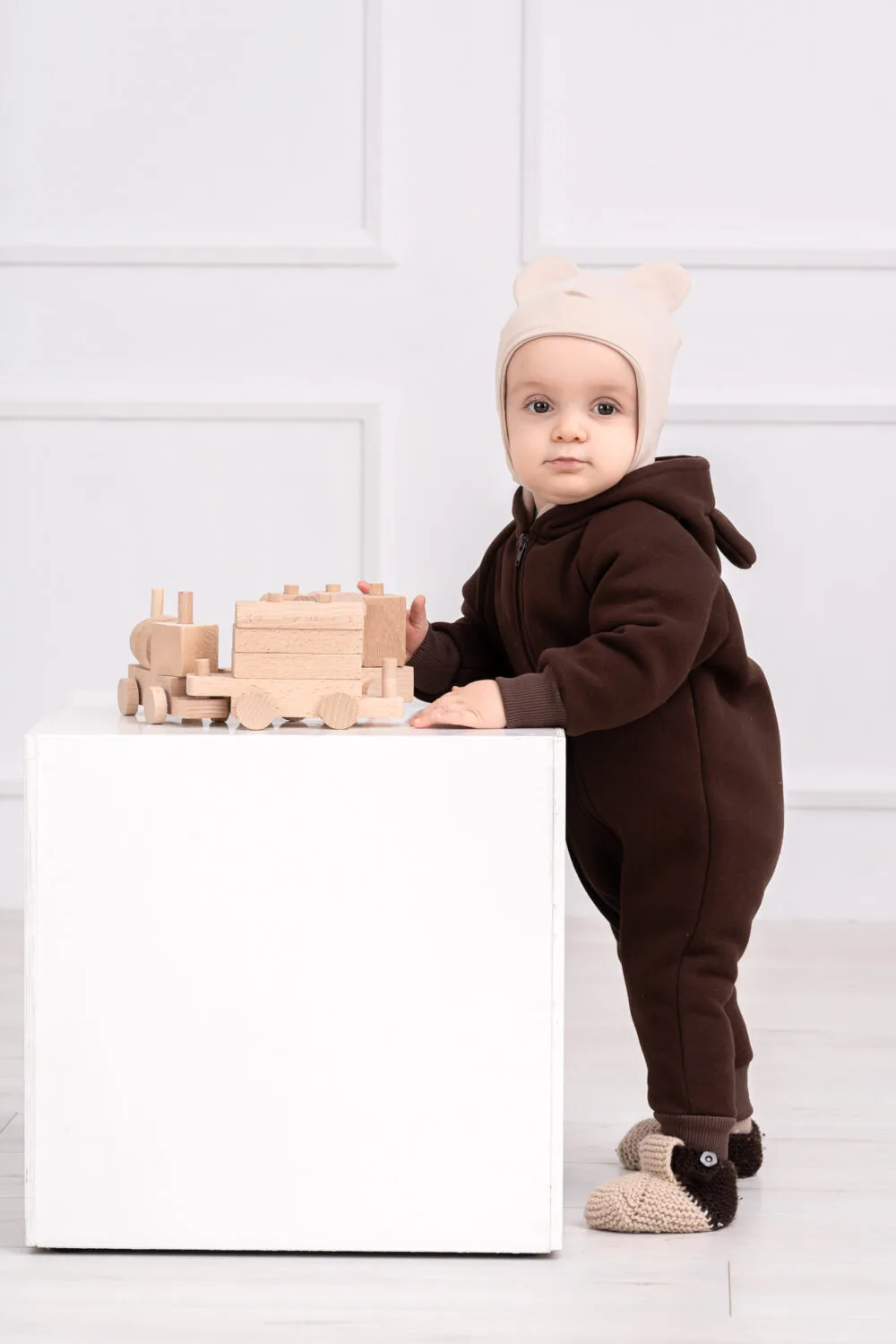 Rankų darbo šokoladinės spalvos romperiukas