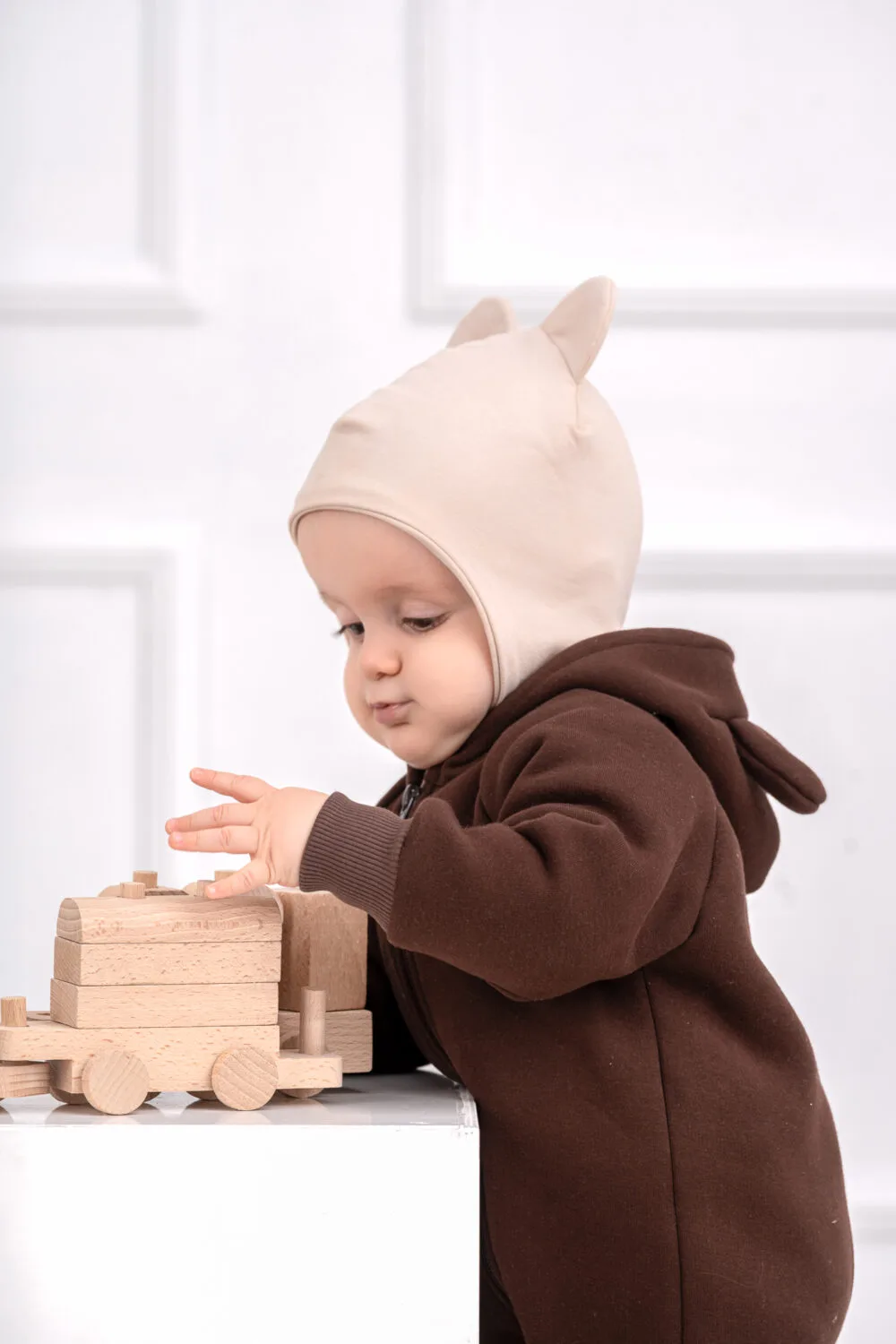 Rankų darbo šokoladinės spalvos romperiukas