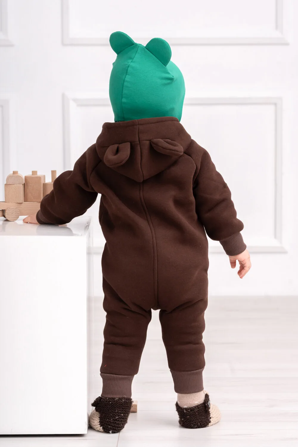 Rankų darbo šokoladinės spalvos romperiukas