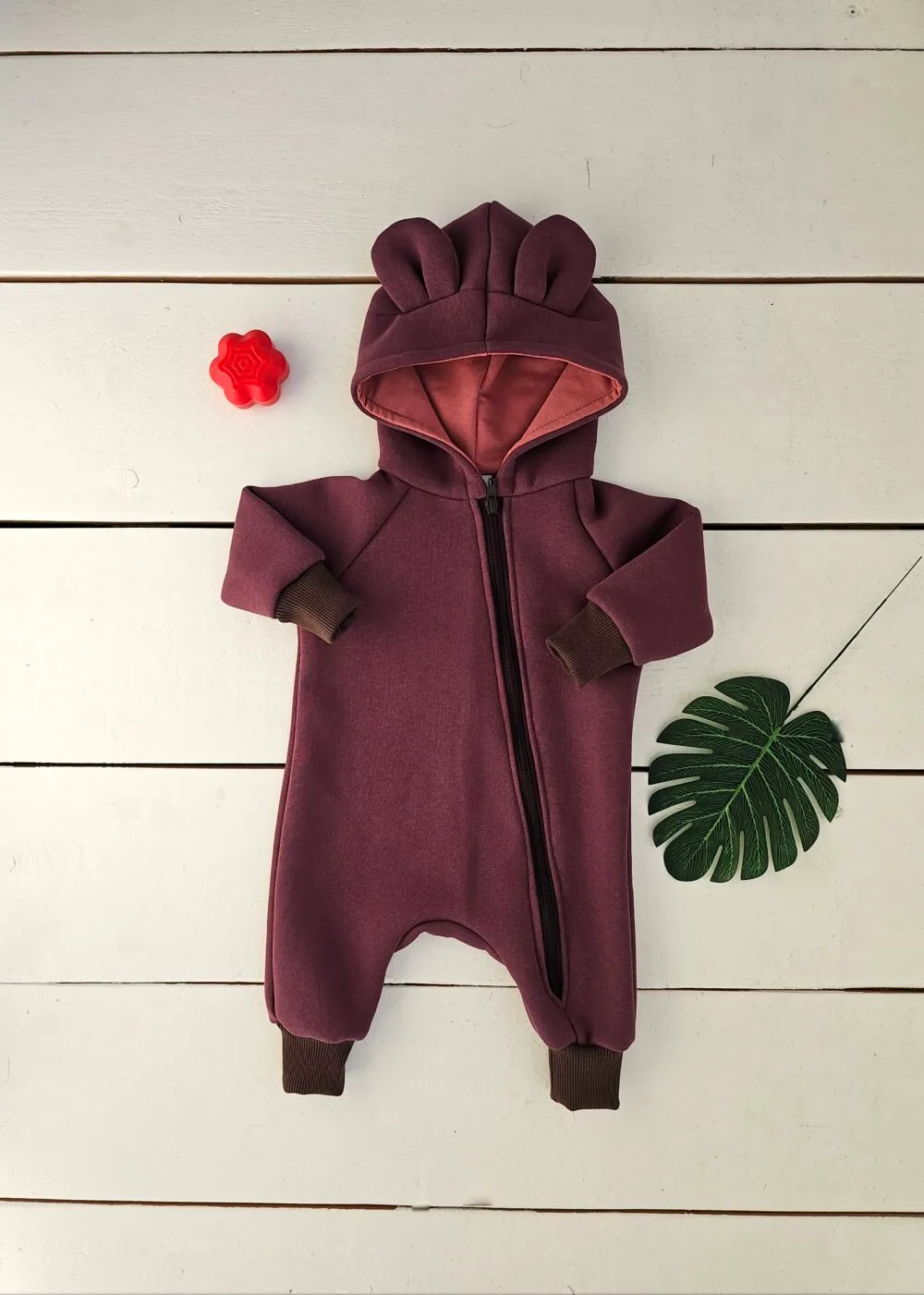 Rankų darbo bordo spalvos romperiukas