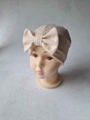 Turbanas su kaspinu