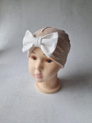 Turbanas su kaspinu