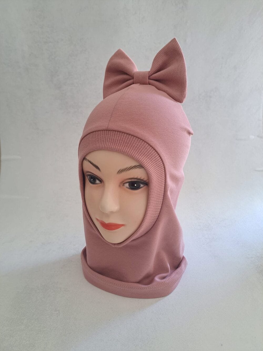 IMG_5275 Pelenų rožės spalvos šalmukas su kaspinėliu