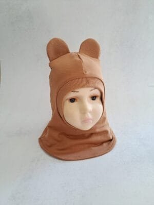 Karamelinės spalvos šalmukas su ausytėmis