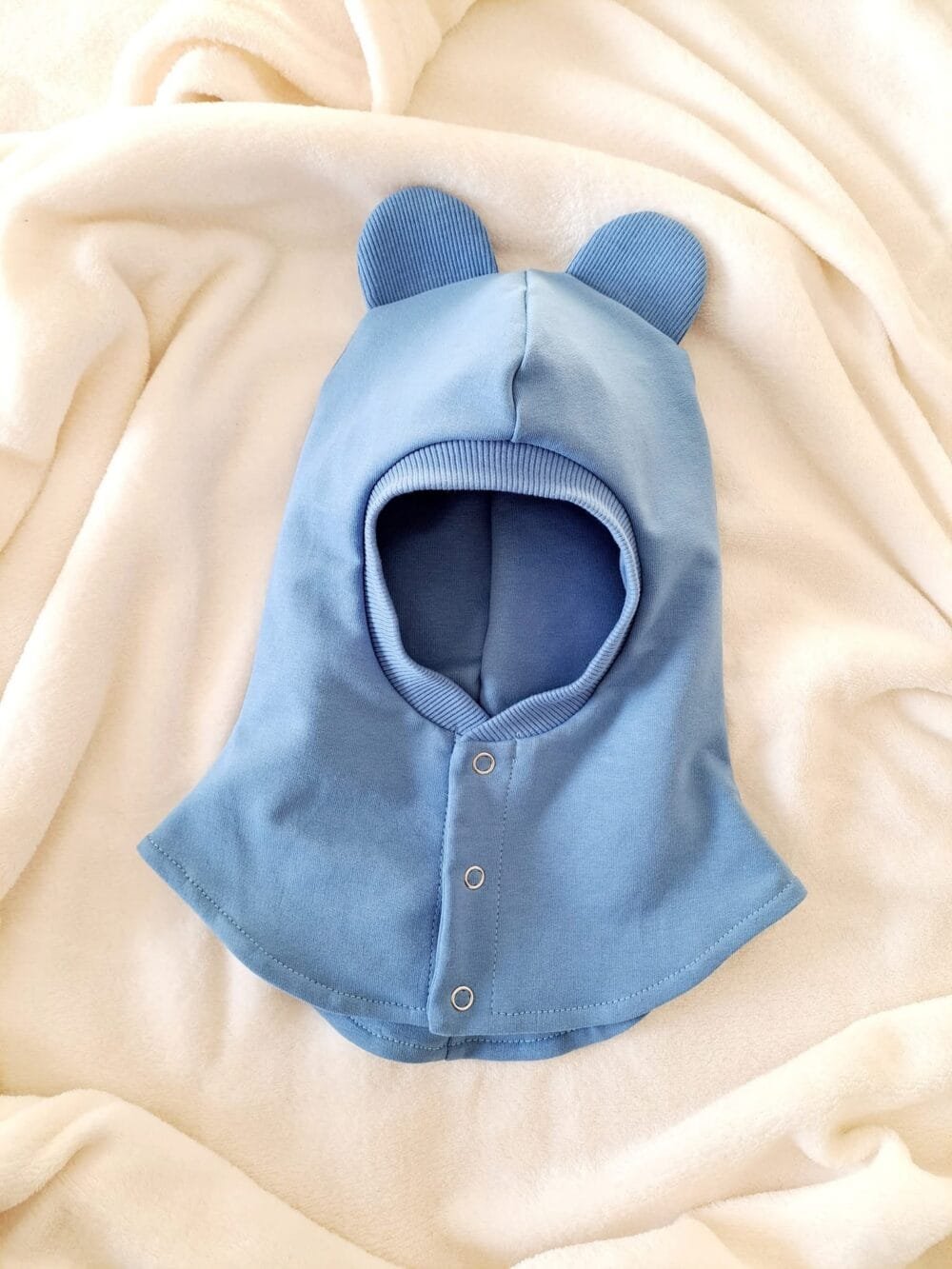 IMG_5308 Žydros spalvos šalmukas su ausytėmis