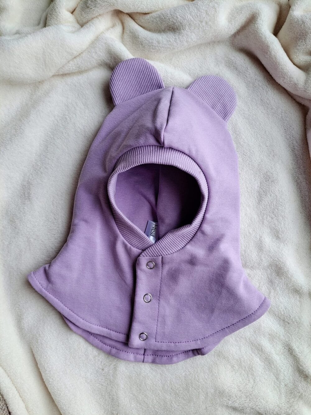 Alyvinės spalvos šalmukas su ausytėmis