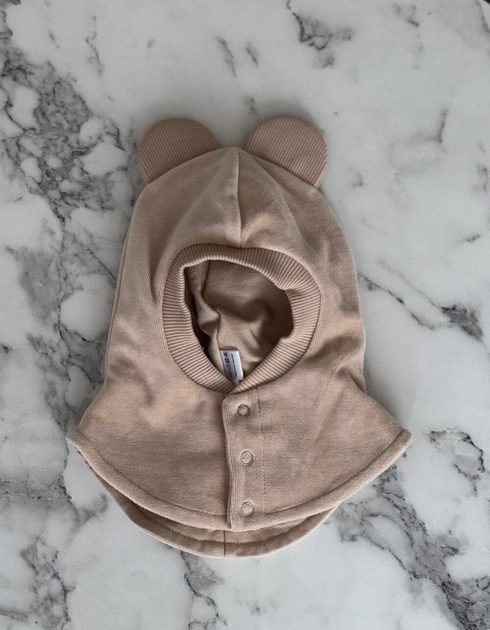 Veliūrinis kreminės spalvos šalmukas