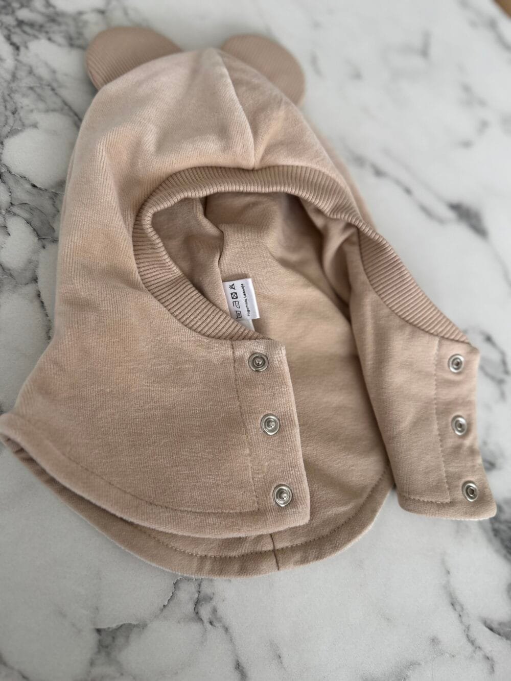 Veliūrinis kreminės spalvos šalmukas