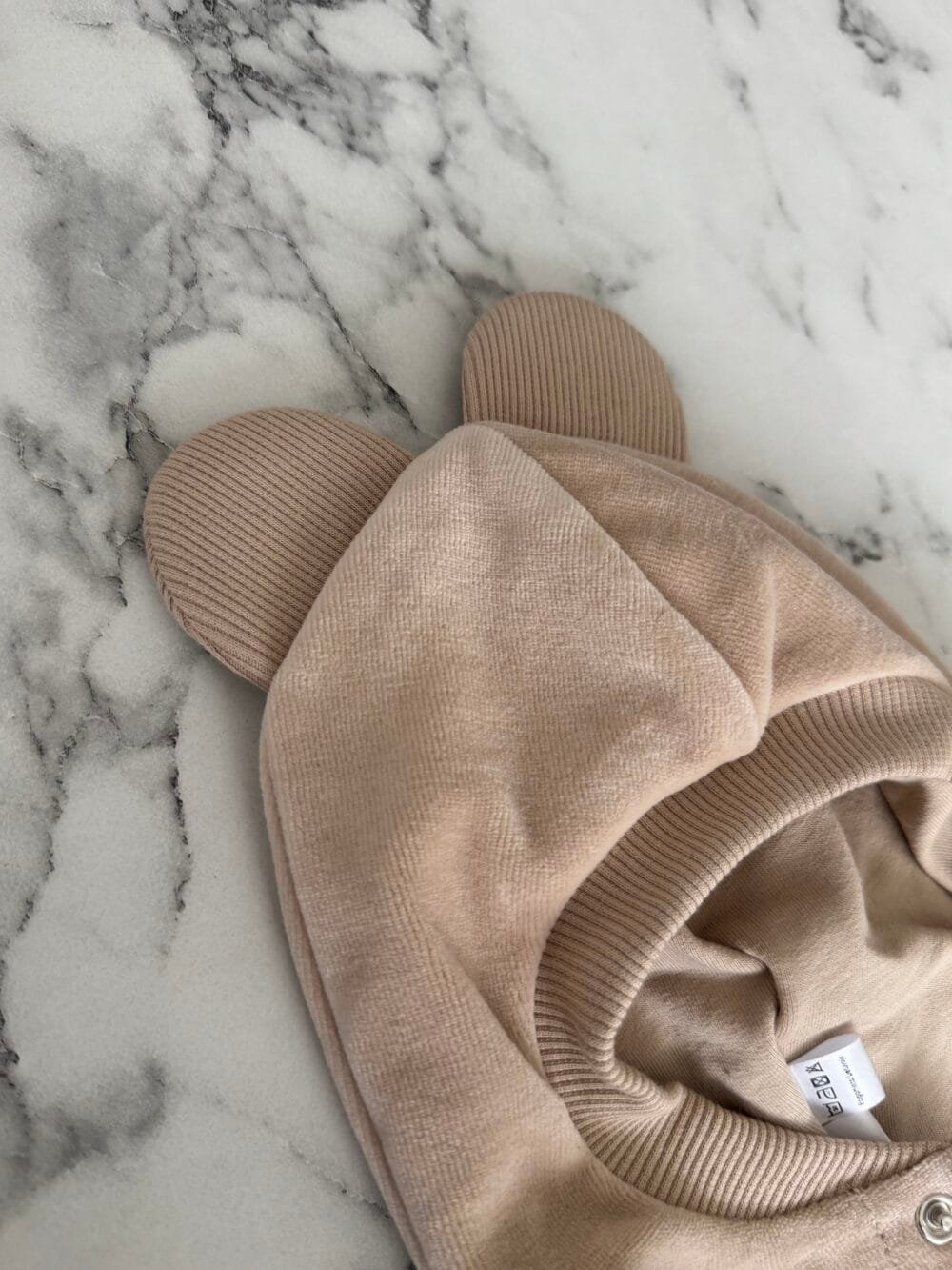 Veliūrinis kreminės spalvos šalmukas