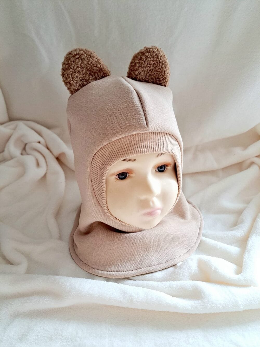 Žieminis kreminės spalvos šalmukas