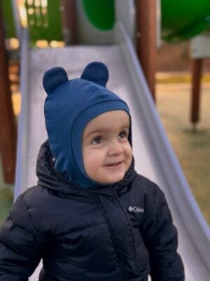 Indigo spalvos šalmukas su ausytėmis