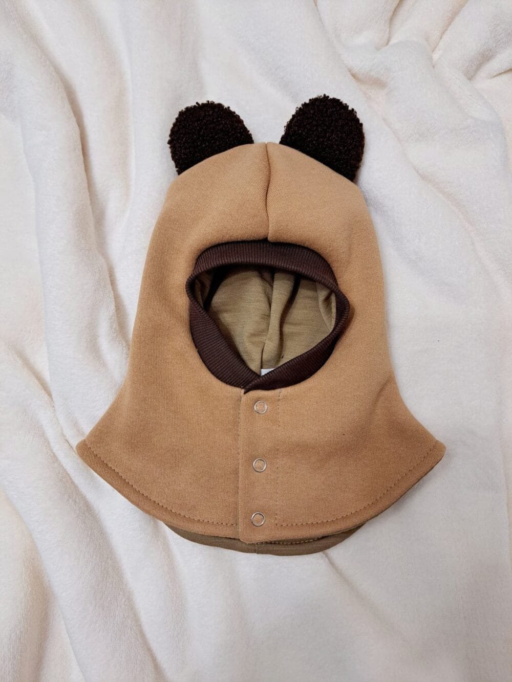 žieminis karamelinės spalvos šalmukas