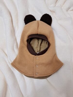 žieminis karamelinės spalvos šalmukas