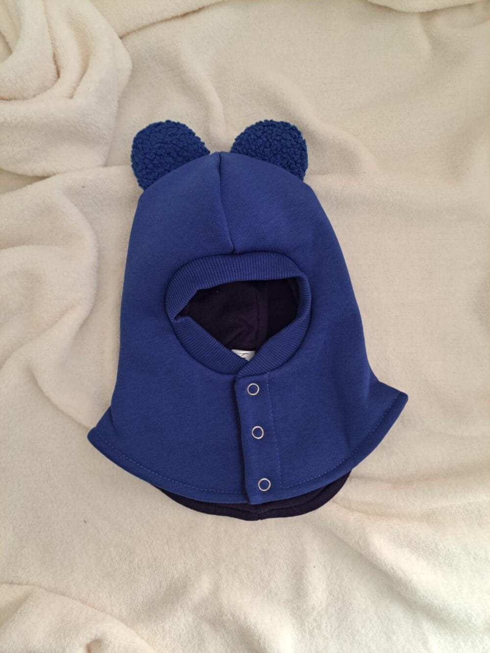 žieminis mėlynos spalvos šalmukas