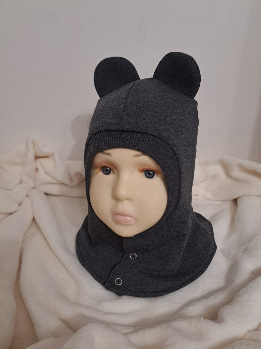 žieminis pilkos spalvos šalmukas