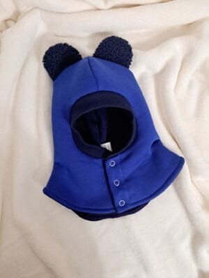 žieminis ryškiai mėlynos spalvos šalmukas