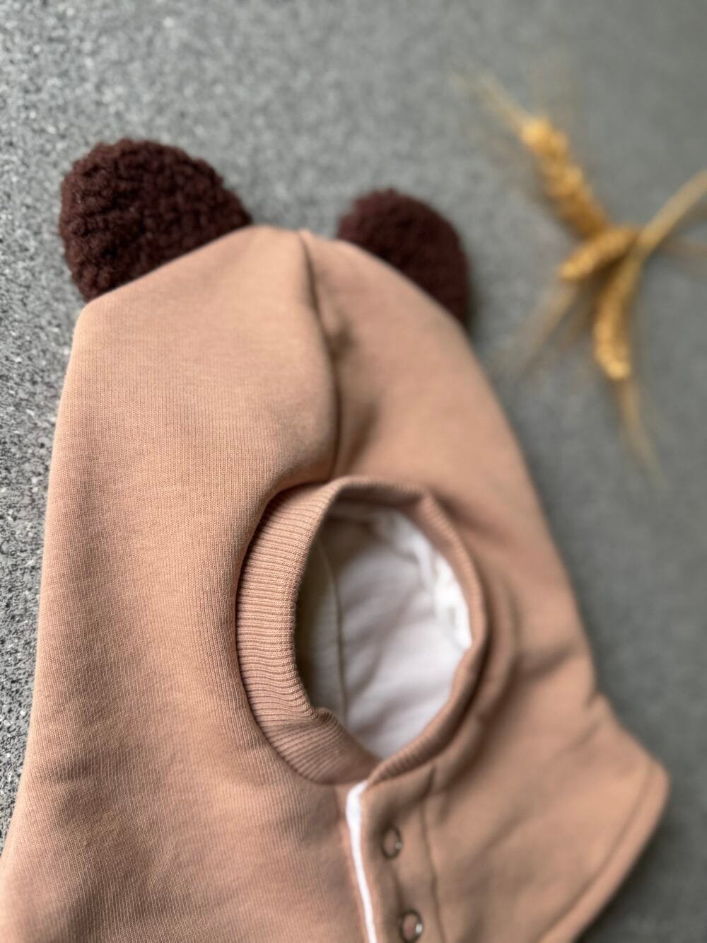 Žieminis šalmukas kreminės spalvos