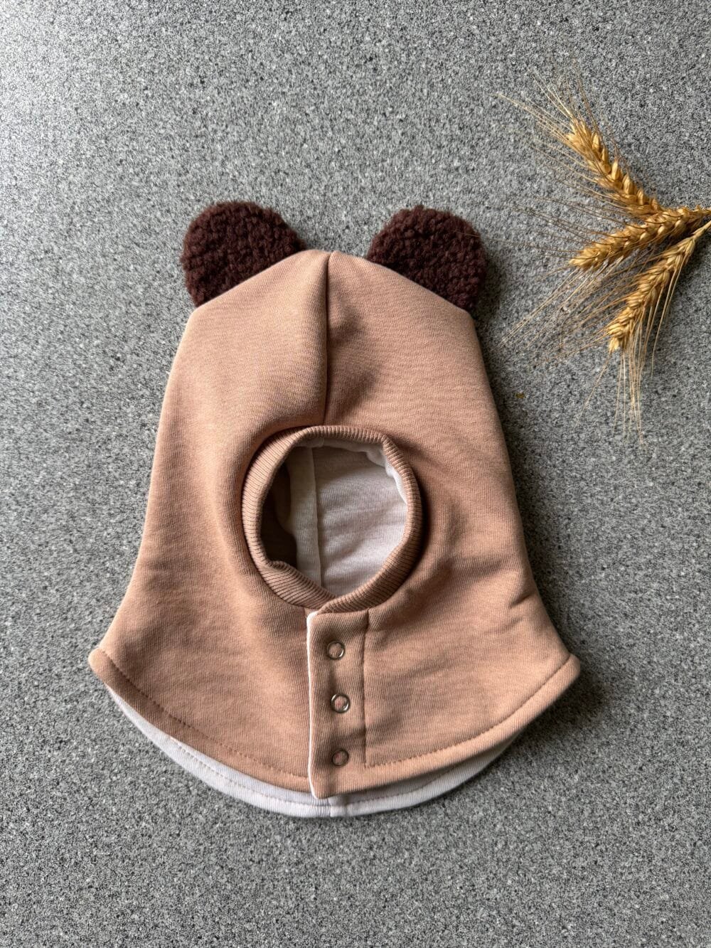 Žieminis šalmukas kreminės spalvos