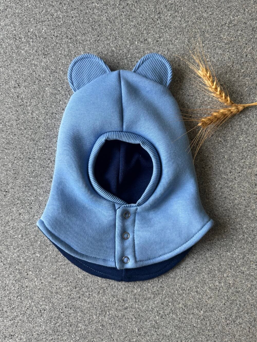 Žieminis šalmukas žydros spalvos