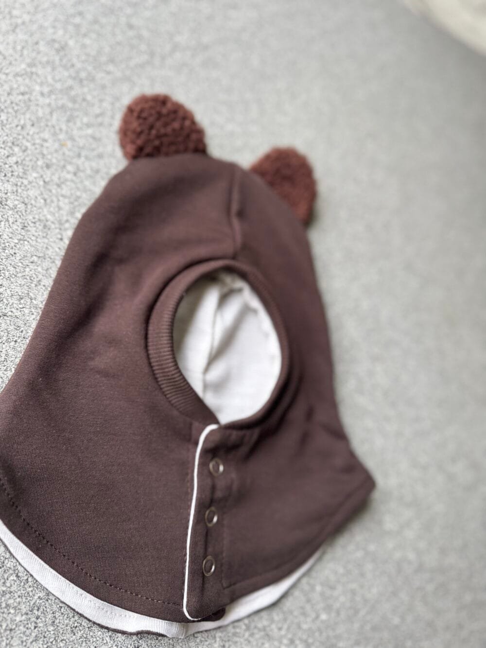 Žieminis šalmukas šokoladinės spalvos