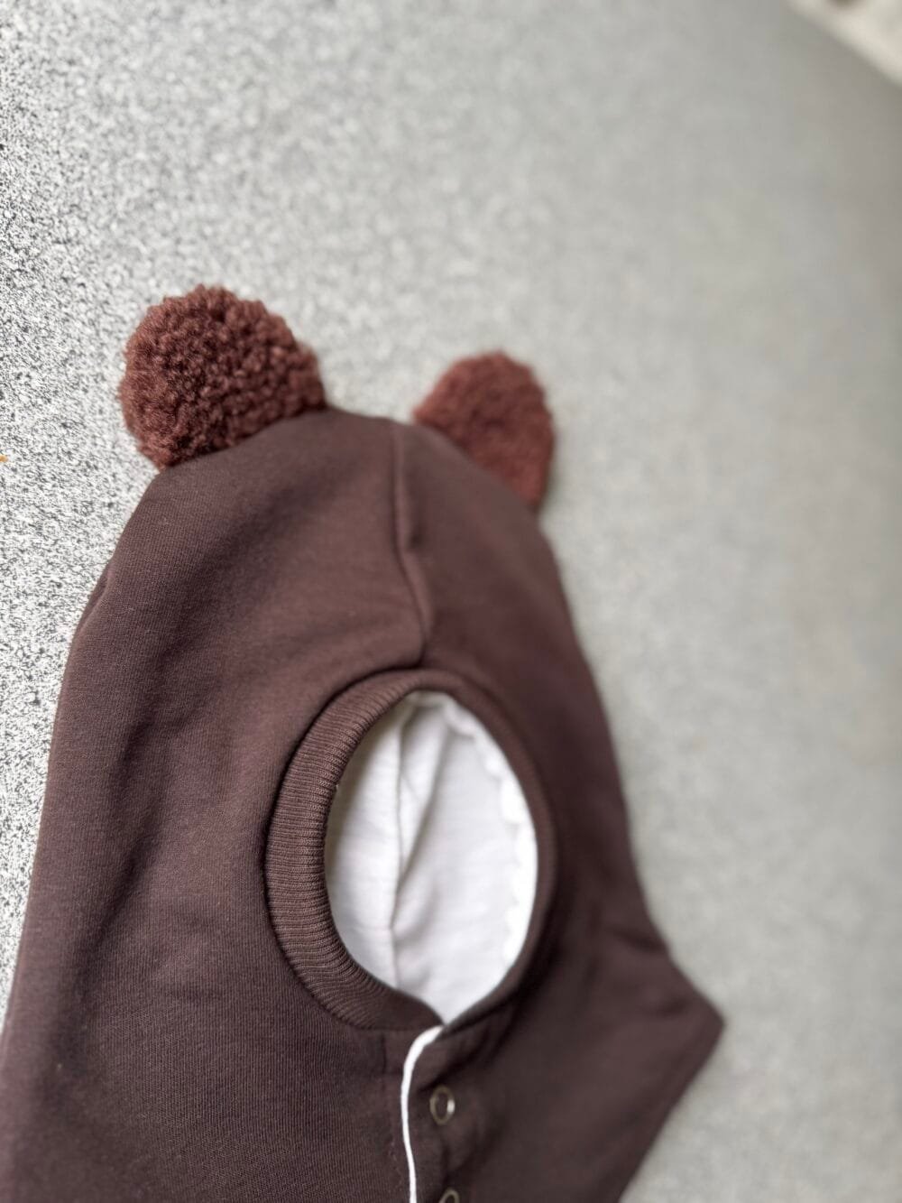 Žieminis šalmukas šokoladinės spalvos