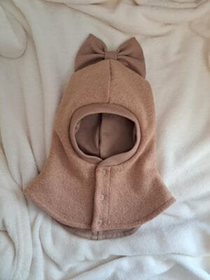 Žieminis šalmukas kreminės spalvos