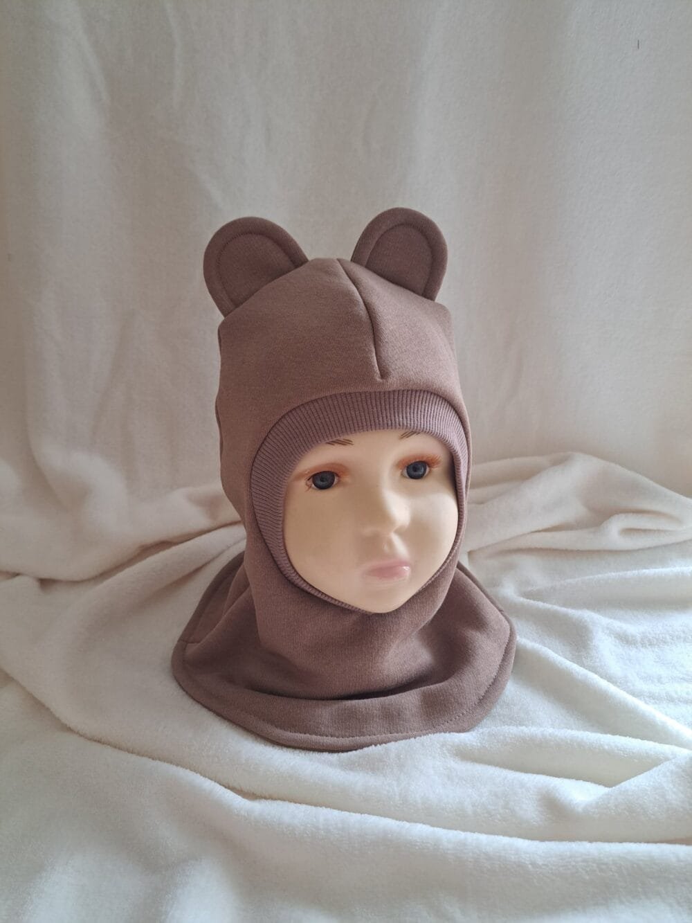 Žieminis kakavinės spalvos šalmukas