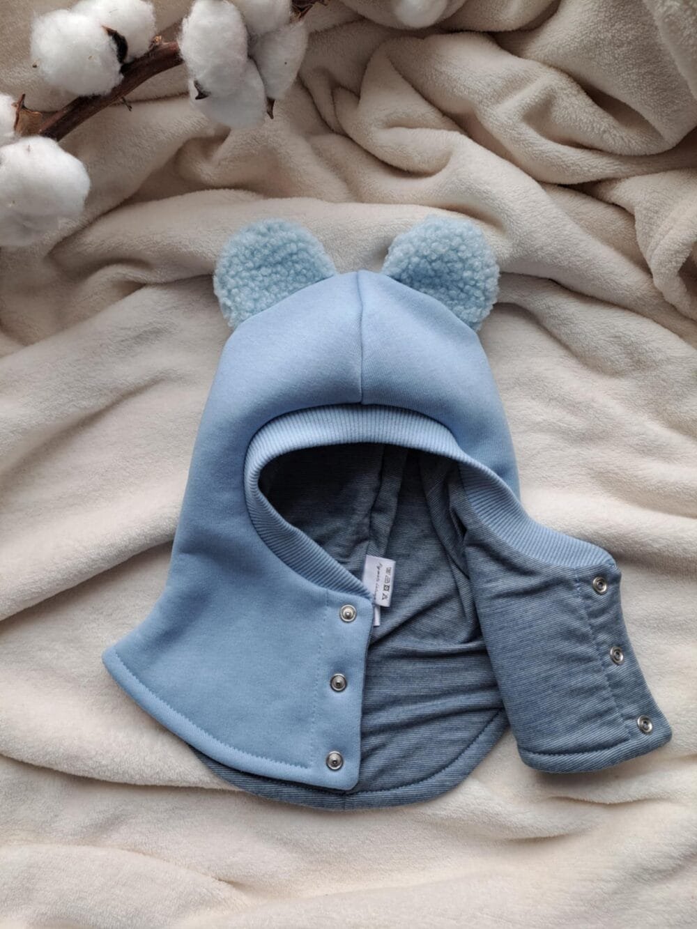 Žieminis žydros spalvos šalmukas