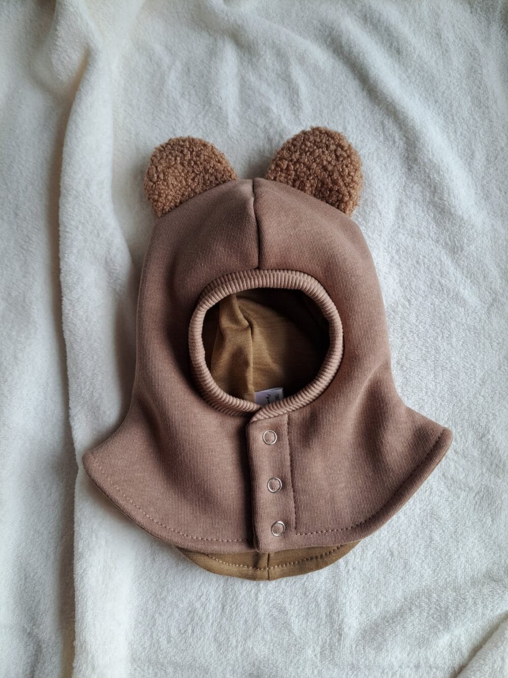 Žieminis kakavinės spalvos šalmukas