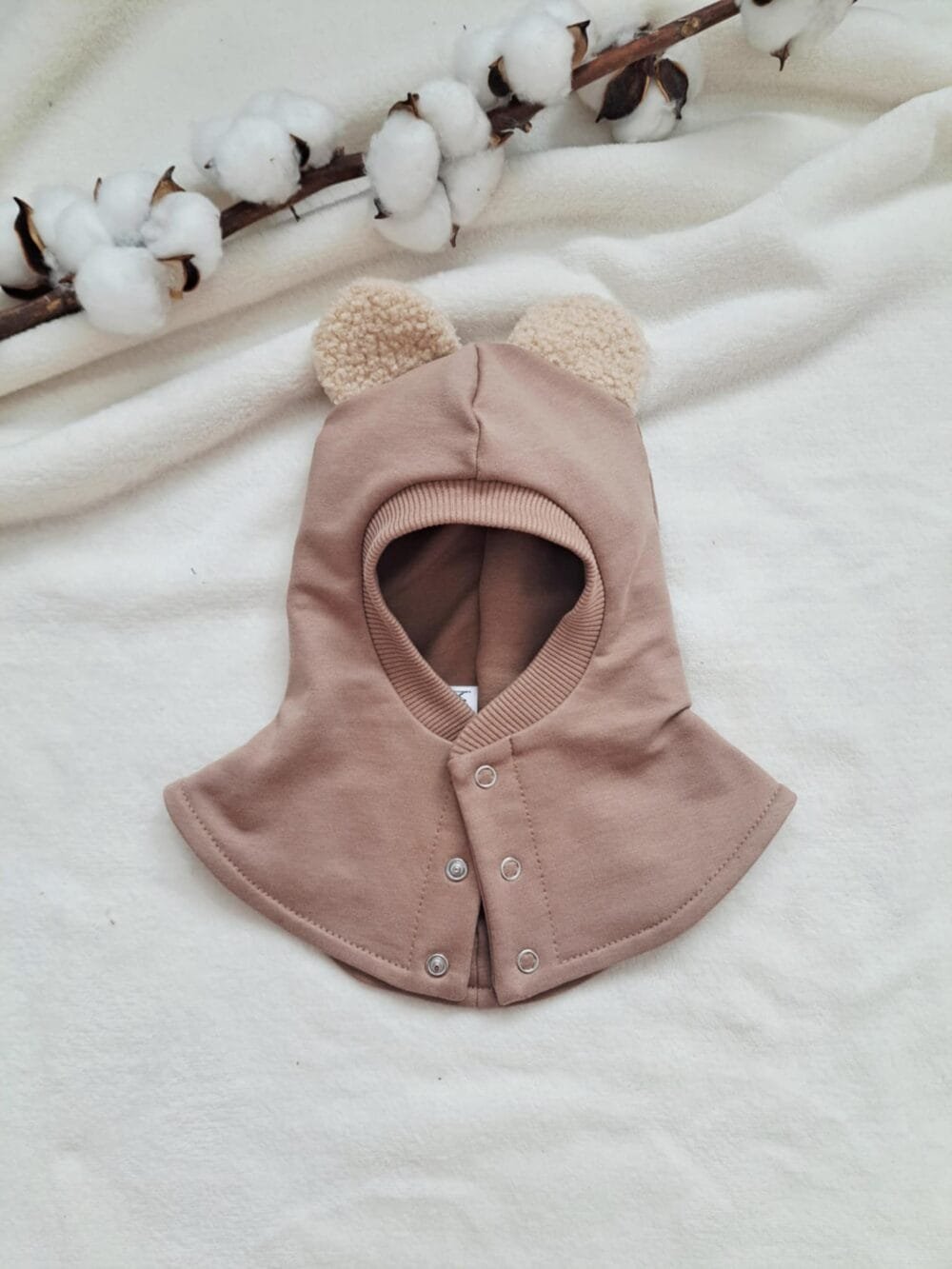 att.2gM6p7br6cfLOoVzhmv-DuuQKx76QjkpBopkwSl88vY Kakavinės spalvos šalmukas