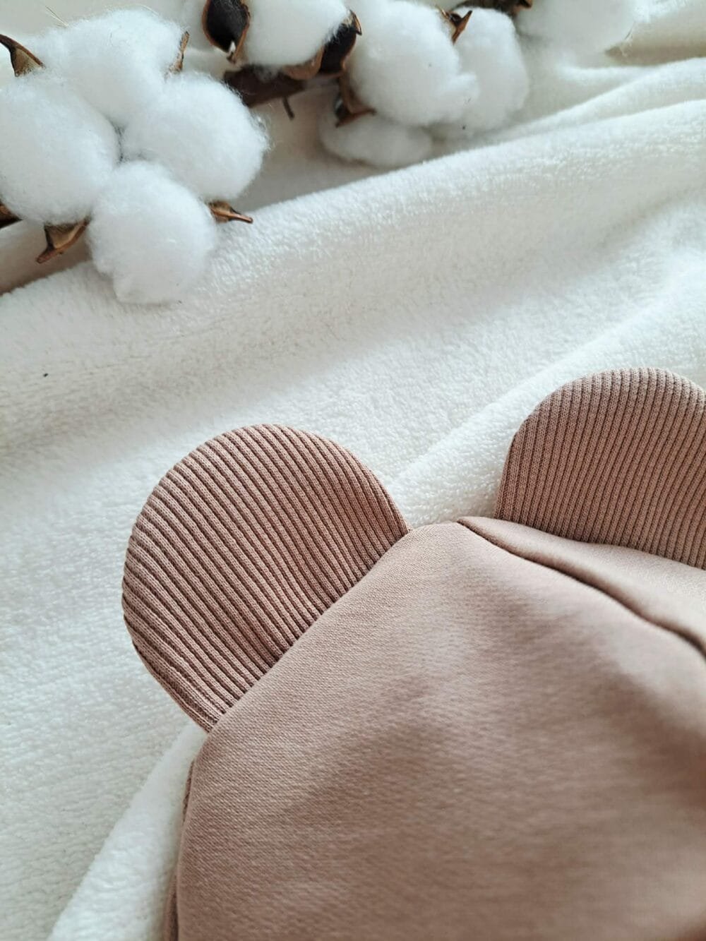 att.-ZAwjshs5EHiP8k8tiBiPJ9fGltPRam91lTg838SI6c Kakavinės spalvos šalmukas su ausytėmis