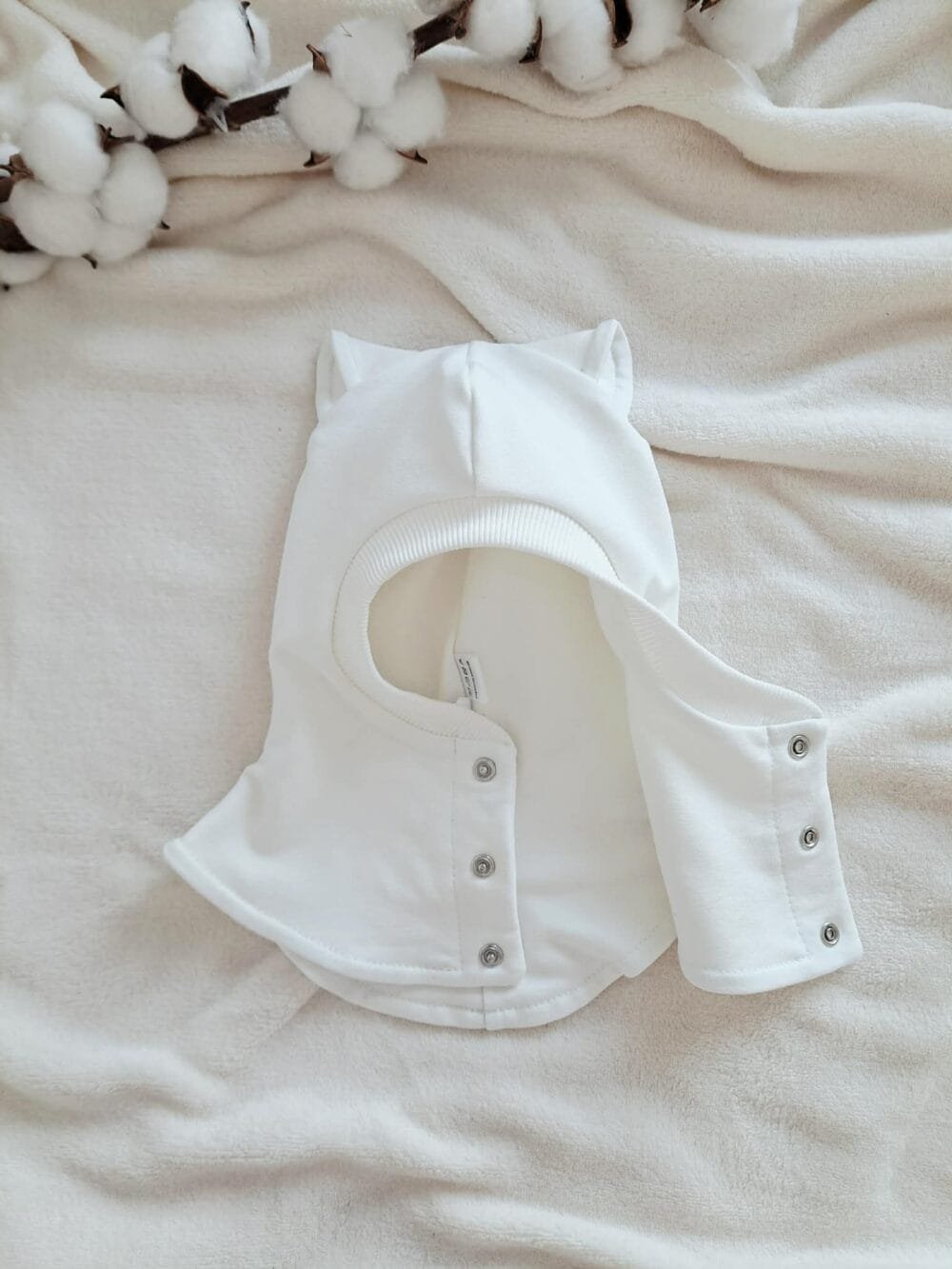 Baltos spalvos šalmukas ,,Katinukas’’