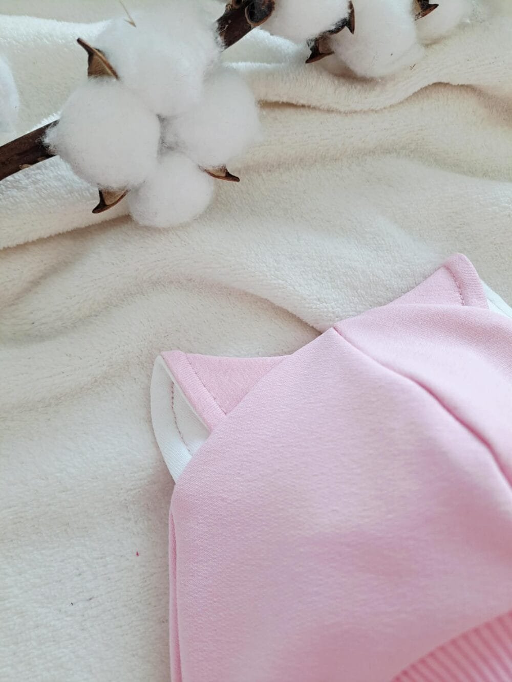 att.BbhtV0N7jM1K4sOv0Fzt3OJs0LIAFLtbDOlpP4eumHA Rožinės spalvos šalmukas ,,Katinukas’’