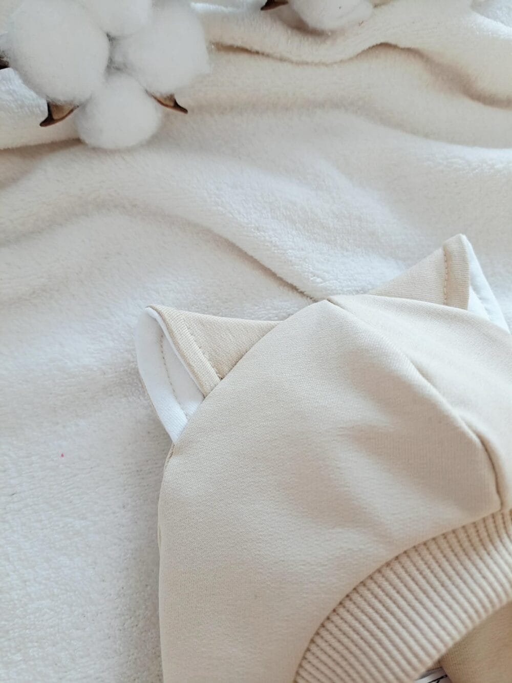 att.GKyDOLmh5vXguyPj5gbHUi0zk2j1MBvsTlWSwr4iQvw Kreminės spalvos šalmukas ,,Katinukas’’