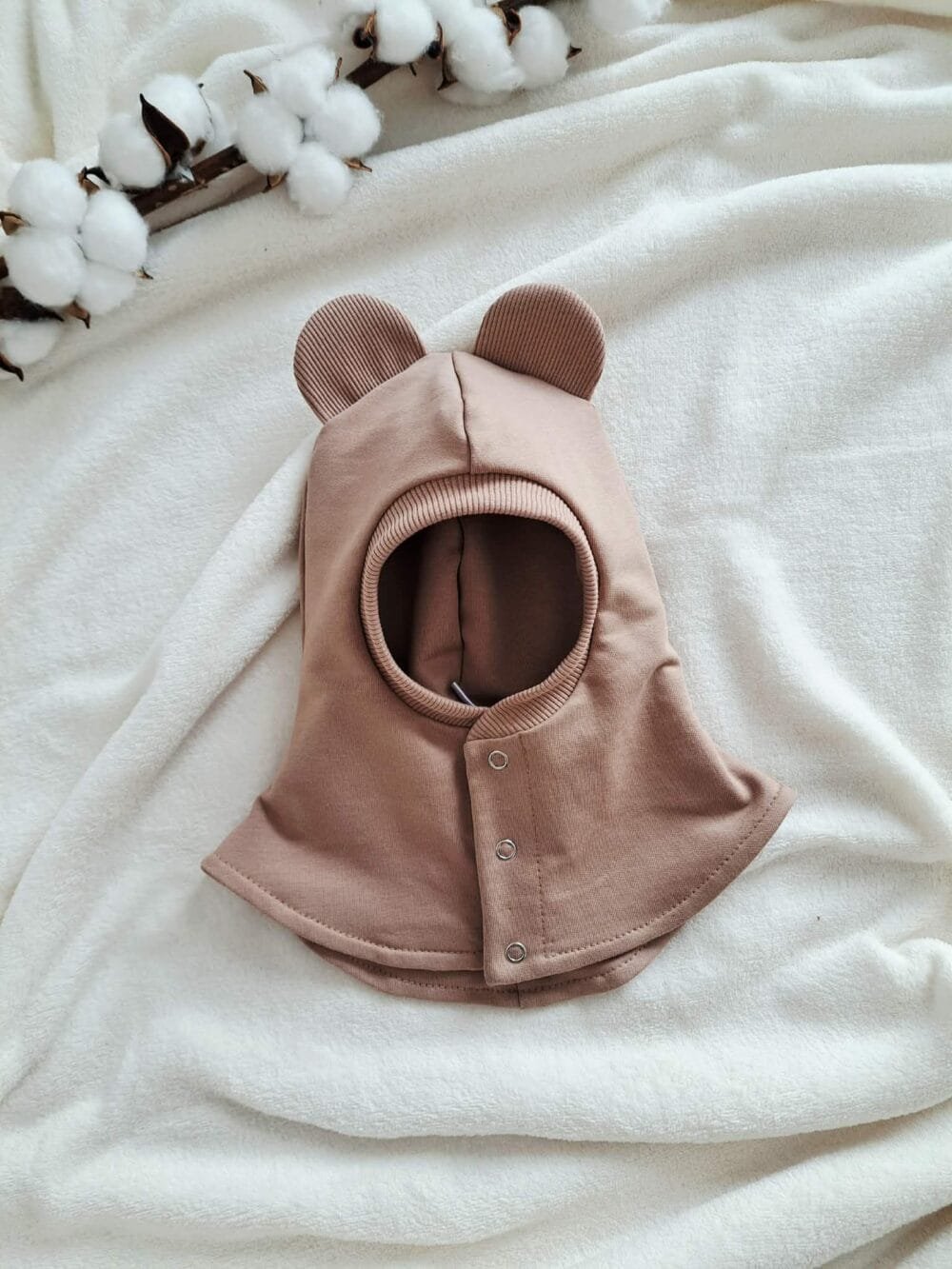 att.cNgTxPHeOq1R-QPMd5RzI1GY9Jk7Cgep28Bkb34Oj3s Kakavinės spalvos šalmukas su ausytėmis