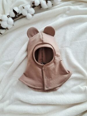 Kakavinės spalvos šalmukas su ausytėmis